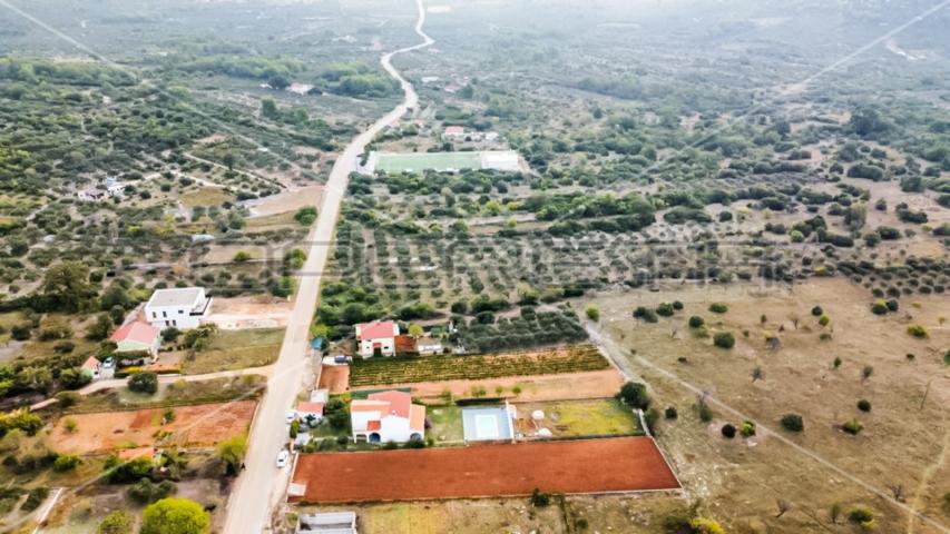 Atraktivno građevinsko zemljište blizu mora  1283 m²
