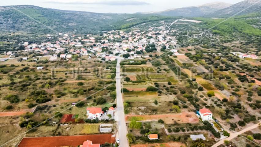 Atraktivno građevinsko zemljište blizu mora  1283 m²