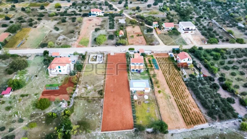 Atraktivno građevinsko zemljište blizu mora  1283 m²