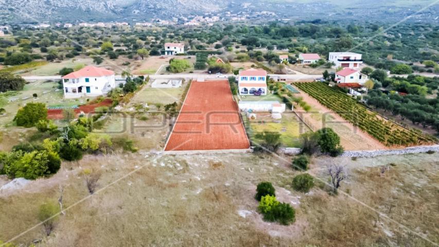 Atraktivno građevinsko zemljište blizu mora  1283 m²