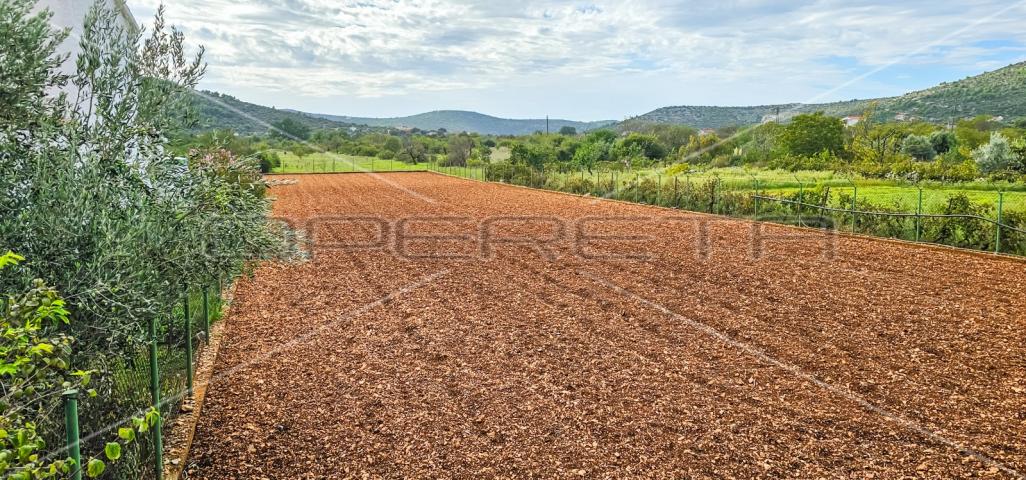 Atraktivno građevinsko zemljište blizu mora  1283 m²