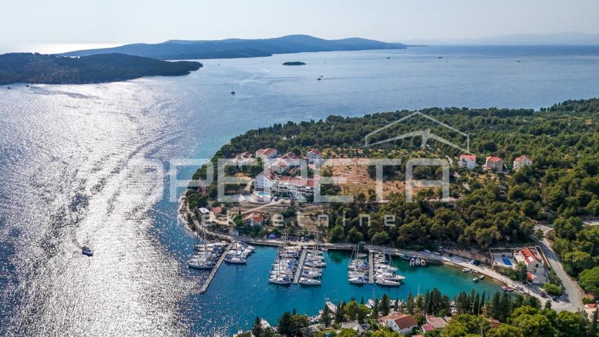 Uživajte u ljepoti Brača – Građevinsko zemljište s infrastrukturom, Milna