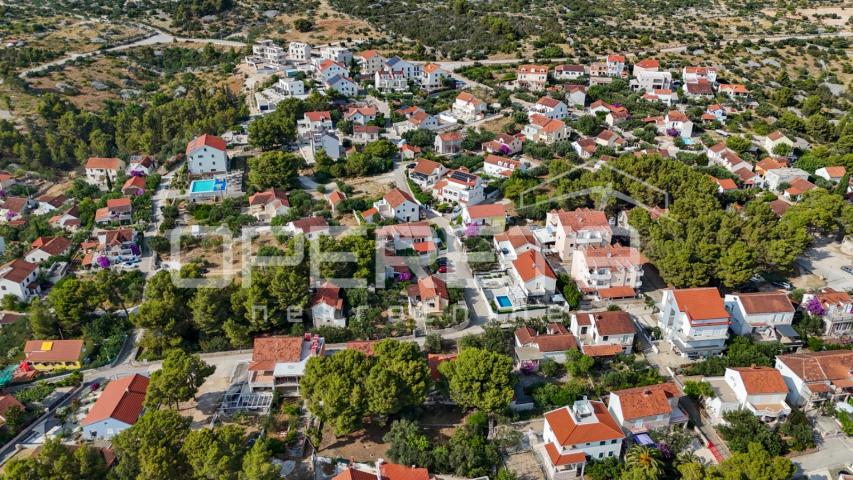 Uživajte u ljepoti Brača – Građevinsko zemljište s infrastrukturom, Milna