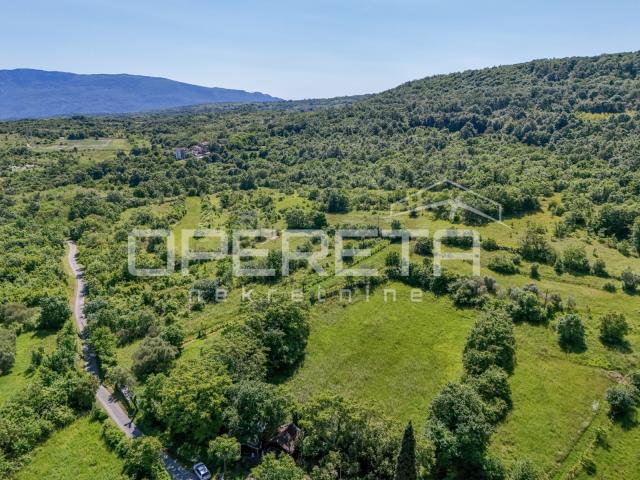 Poljoprivredno zemljište (3478m2) do urbanizirane zone s vodom i strujom 