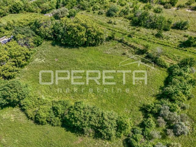 Poljoprivredno zemljište (3478m2) do urbanizirane zone s vodom i strujom 