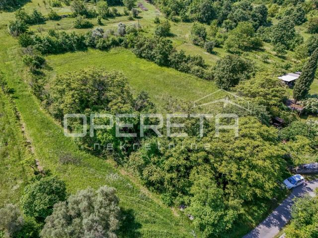 Poljoprivredno zemljište (3478m2) do urbanizirane zone s vodom i strujom 