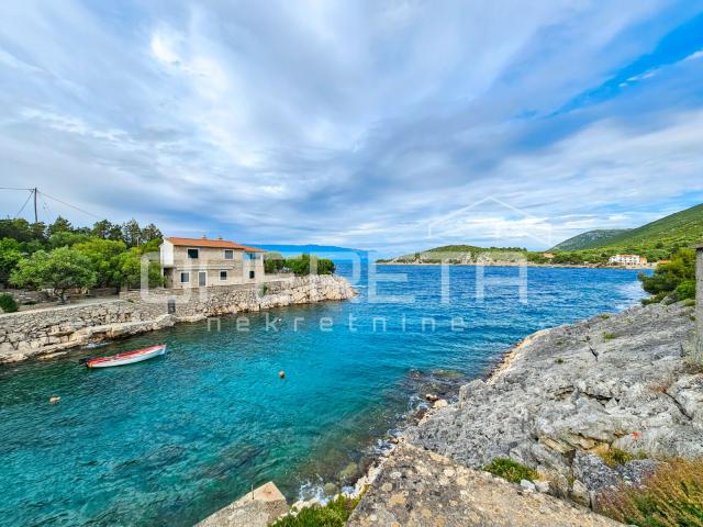 Građevinsko zemljište s objektom u prvom redu do mora, Zastražišće, Hvar