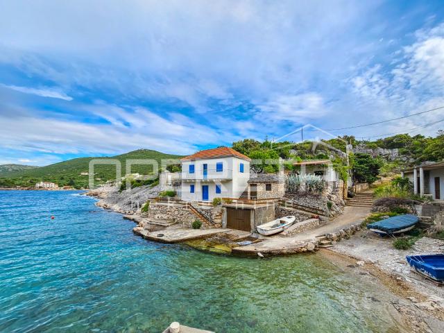 Građevinsko zemljište s objektom u prvom redu do mora, Zastražišće, Hvar