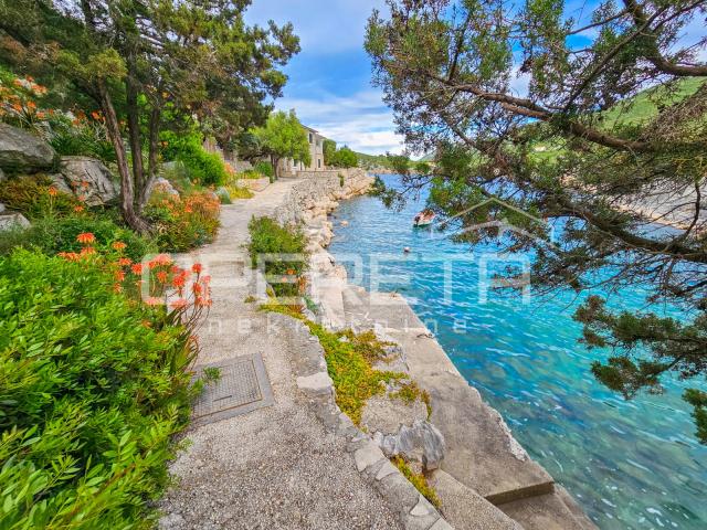 Građevinsko zemljište s objektom u prvom redu do mora, Zastražišće, Hvar
