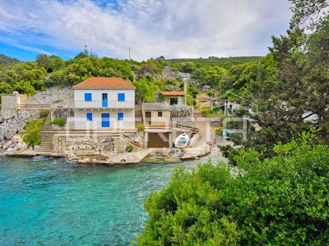 Građevinsko zemljište s objektom u prvom redu do mora, Zastražišće, Hvar