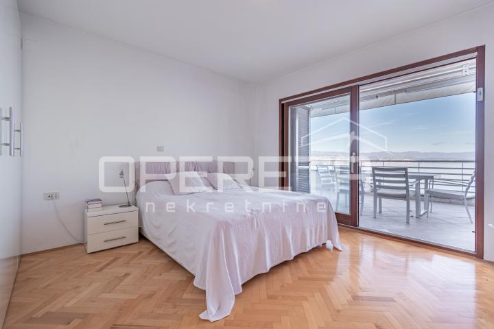 Prilika - prostrani dvoetažni penthouse s panoramskim pogledom – Opatija, 300 m 