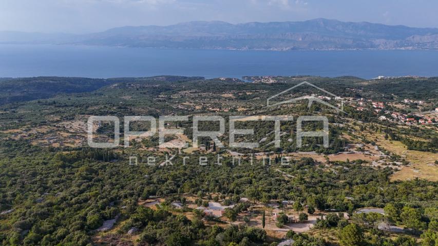 Poljoprivredno zemljište u srce otoka, 29.000m2, Škrip, Brač

