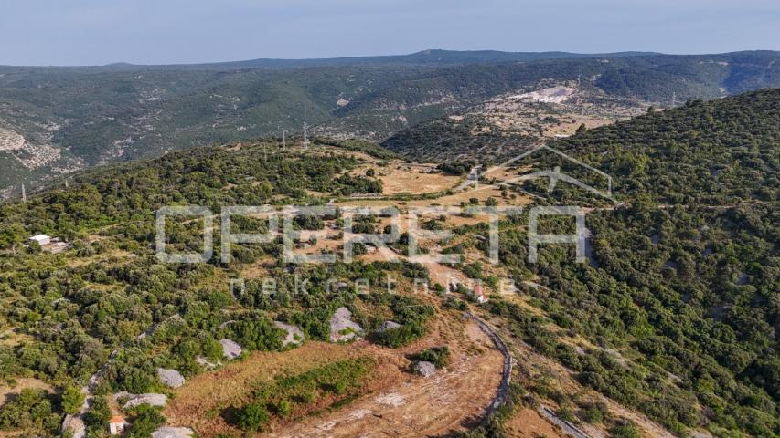 Poljoprivredno zemljište u srce otoka, 29.000m2, Škrip, Brač

