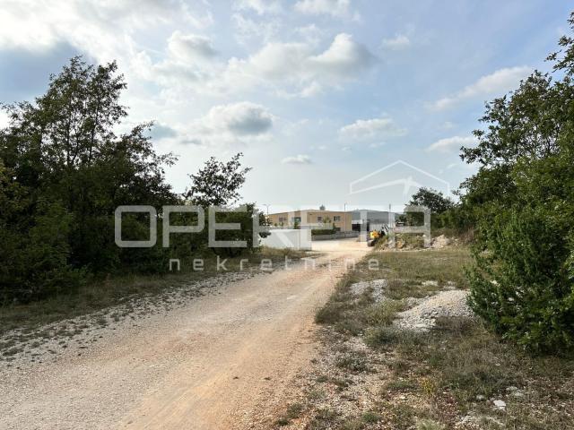 Bibići – Industrijsko zemljište I1, 2.377 m² s infrastrukturom i pristupom