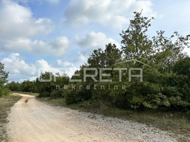 Bibići – Industrijsko zemljište I1, 2.377 m² s infrastrukturom i pristupom