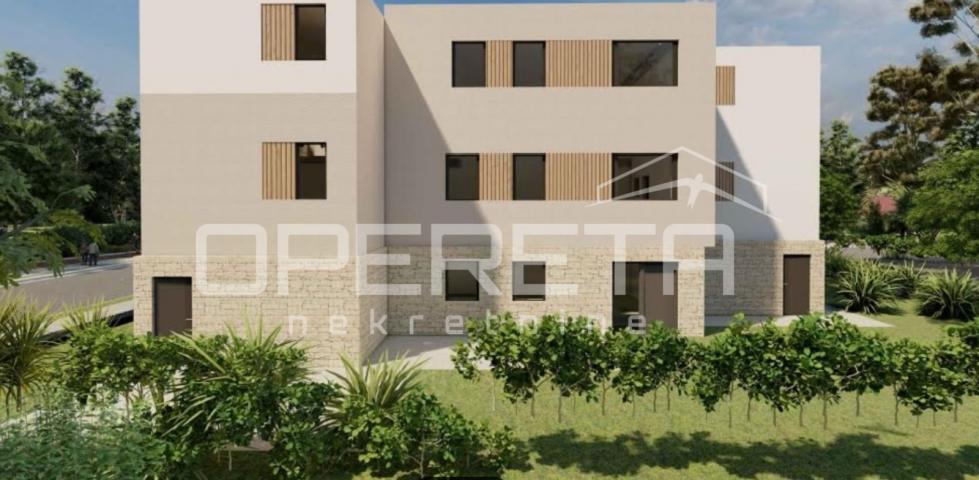 Prostrani trosobni stan s terasama i modernim sadržajima – 700 m od mora
