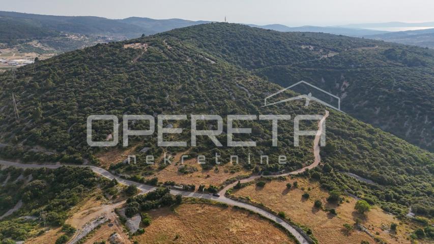 Prostrano poljoprivredno zemljište, 14.027 m2 s pogledom i uz pristupni put, Škr