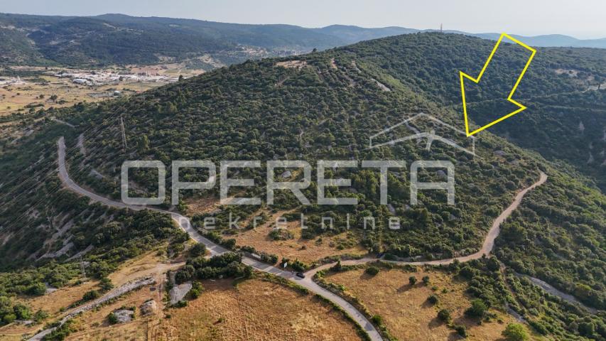 Prostrano poljoprivredno zemljište, 14.027 m2 s pogledom i uz pristupni put, Škr