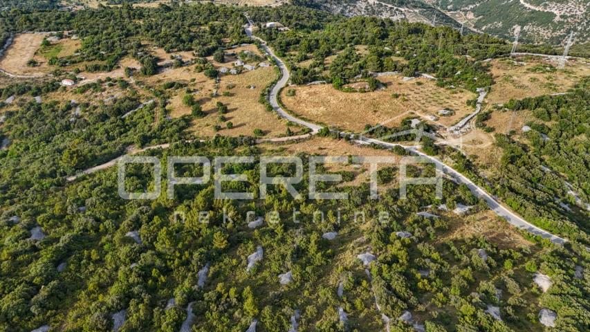 Prostrano poljoprivredno zemljište, 14.027 m2 s pogledom i uz pristupni put, Škr