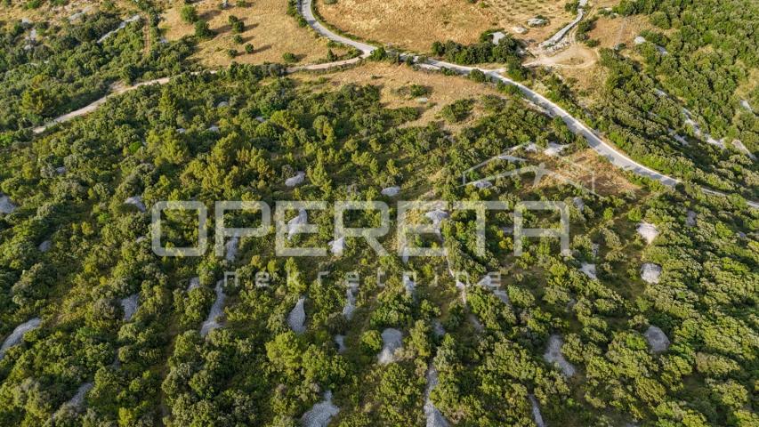 Prostrano poljoprivredno zemljište, 14.027 m2 s pogledom i uz pristupni put, Škr