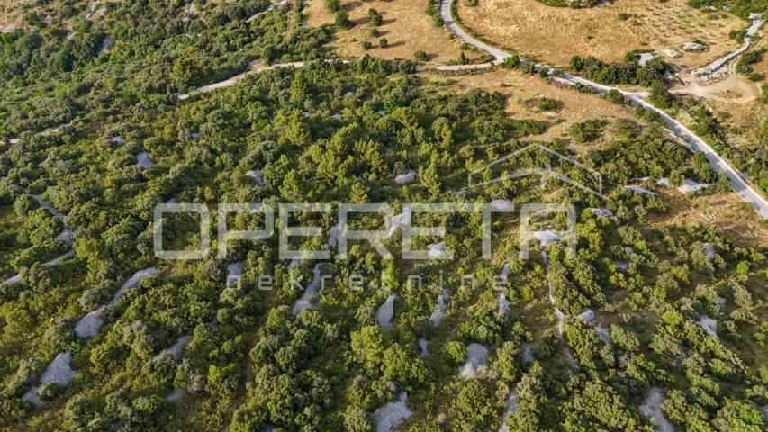 Prostrano poljoprivredno zemljište, 14.027 m2 s pogledom i uz pristupni put, Škr