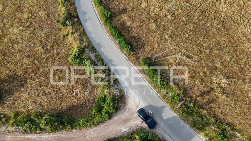 Prostrano poljoprivredno zemljište, 14.027 m2 s pogledom i uz pristupni put, Škr