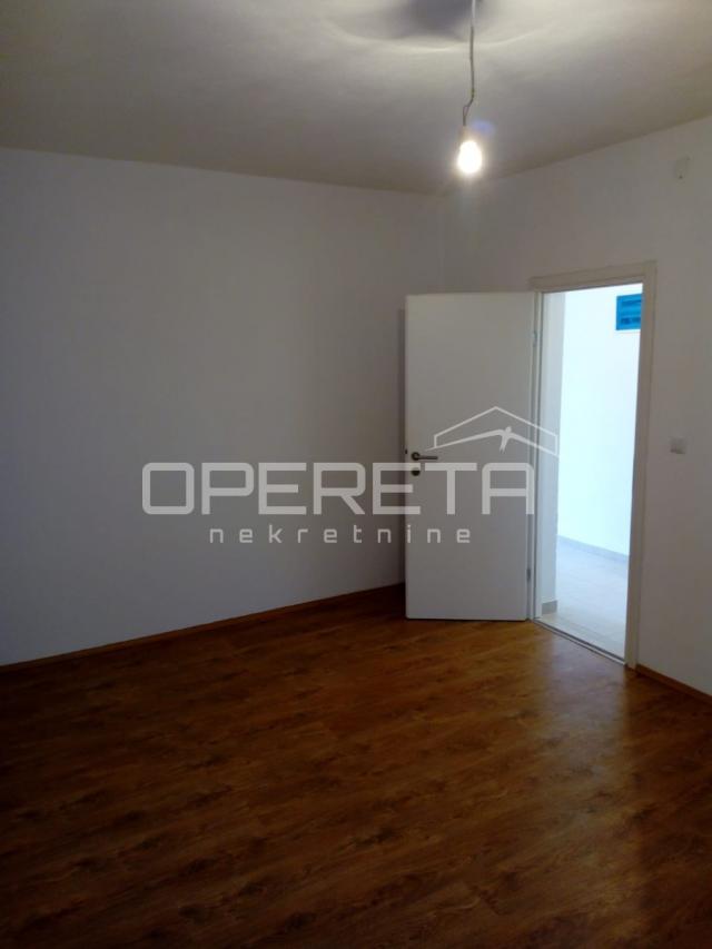 Dvije stambene jedinice s parkirnim mjestima, vrtom, balkonima i pogledom na mor
