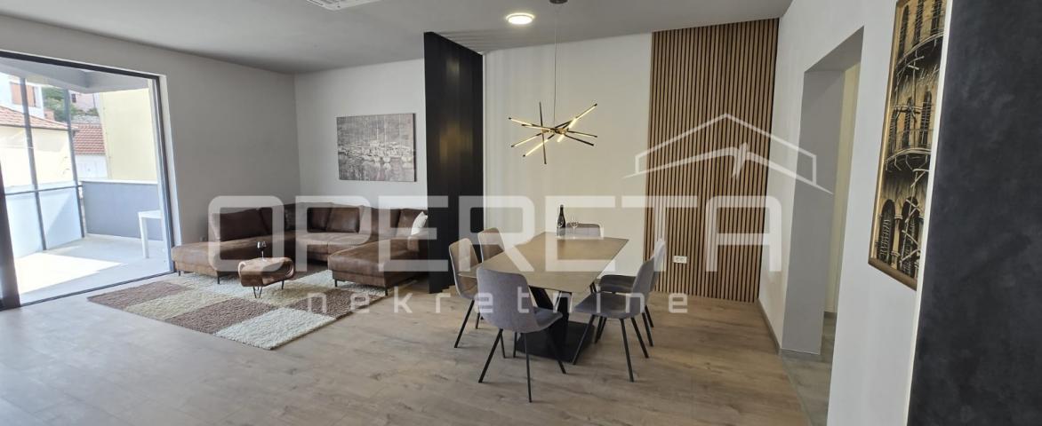 Luksuzni penthouse u Šibeniku s krovnom terasom i jacuzzijem