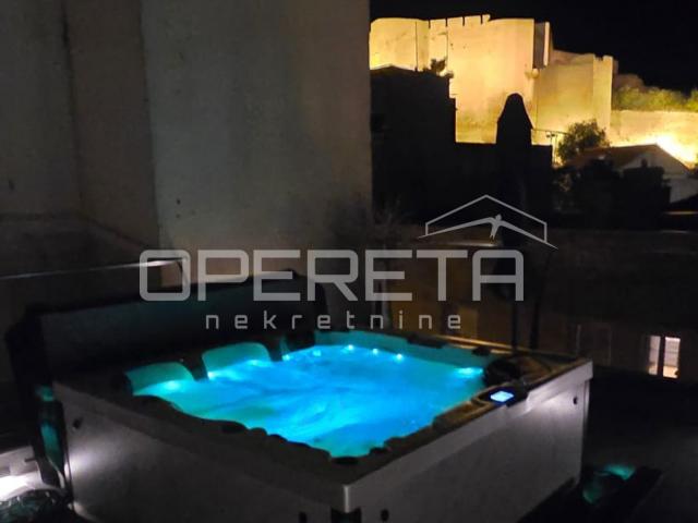 Luksuzni penthouse u Šibeniku s krovnom terasom i jacuzzijem