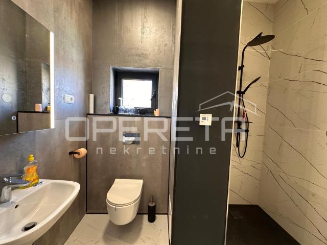 Luksuzni penthouse u Šibeniku s krovnom terasom i jacuzzijem