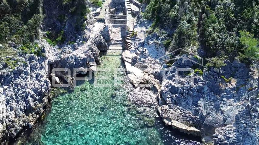 Poljoprivredno zemljiste s kućicom, nedaleko od mora, Vela Luka