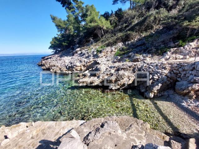 Poljoprivredno zemljiste s kućicom, nedaleko od mora, Vela Luka