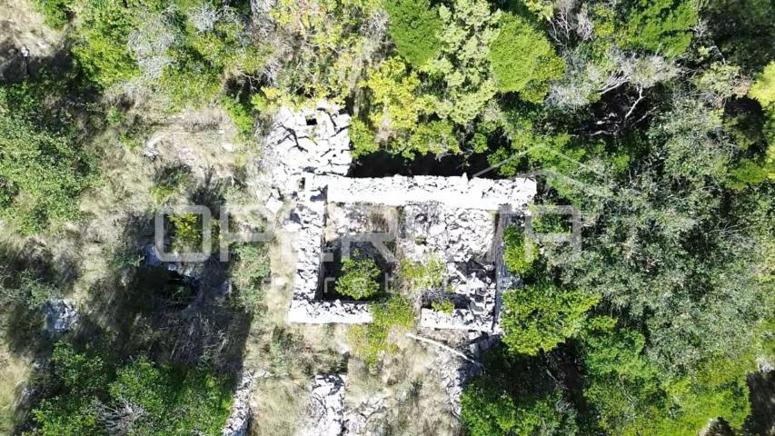 Poljoprivredno zemljiste s kućicom, nedaleko od mora, Vela Luka