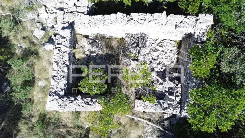 Poljoprivredno zemljiste s kućicom, nedaleko od mora, Vela Luka