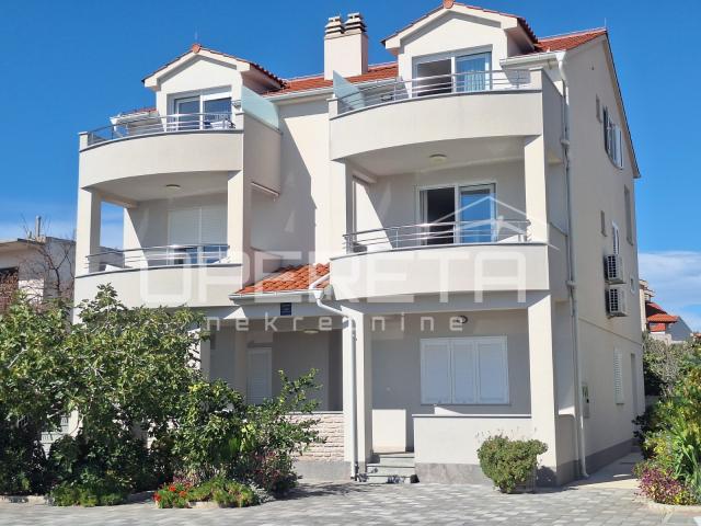Prvi red do mora, 6 apartmana, Rogoznica!