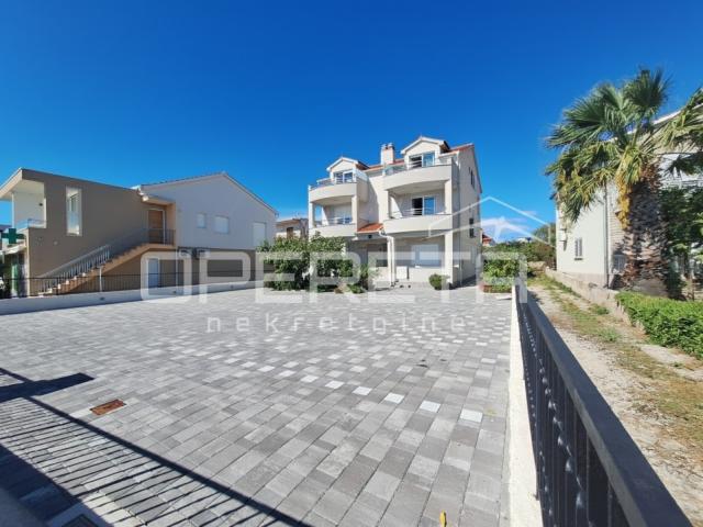 Prvi red do mora, 6 apartmana, Rogoznica!
