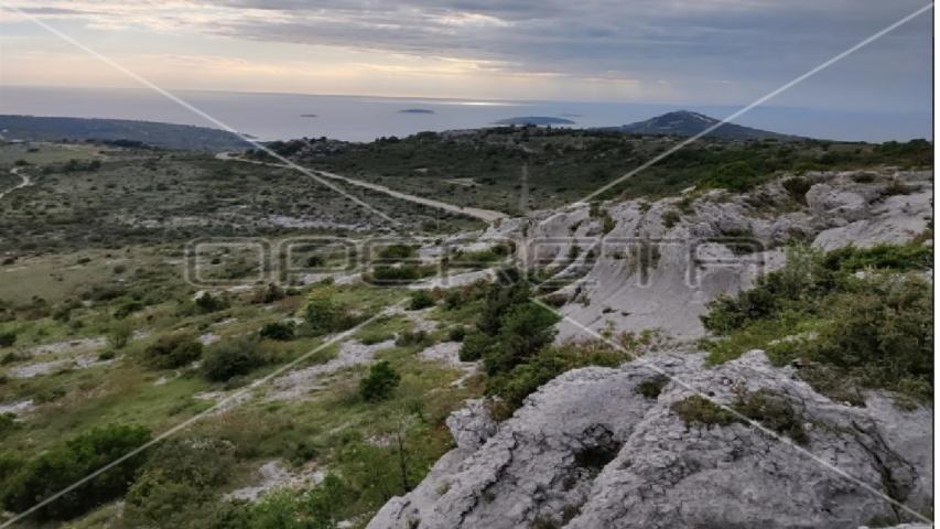 ROGOZNICA OKOLICA; ZEMLJIŠTE S POGLEDOM 28.000m2 ZA OPG I TURIZAM, POVOLJNO!