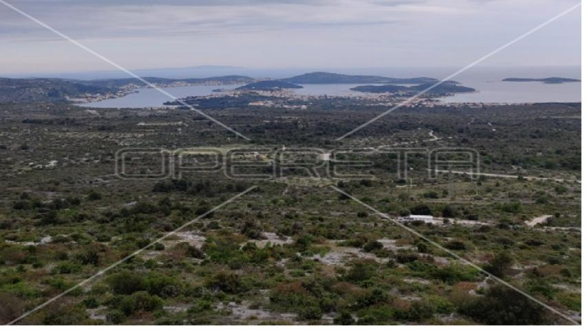ROGOZNICA OKOLICA; ZEMLJIŠTE S POGLEDOM 28.000m2 ZA OPG I TURIZAM, POVOLJNO!