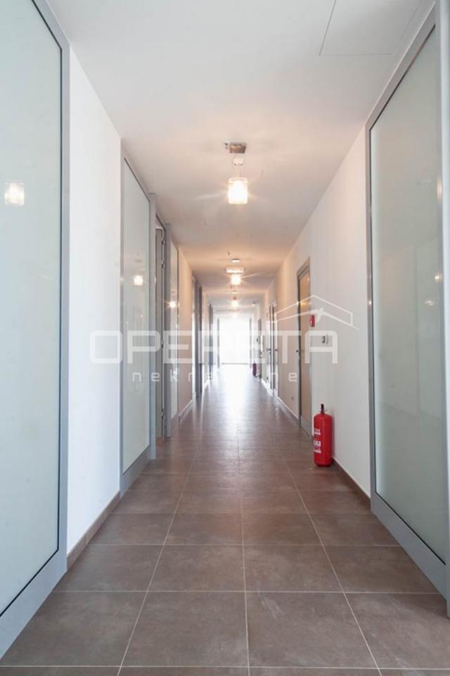 Najam modernog ureda u poslovnoj zgradi s parkingom – Blatine