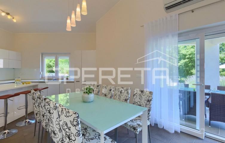 Istra, Labin, predivna kuća sa bazenom na zemljištu od 4261 m2, mirna lokacija