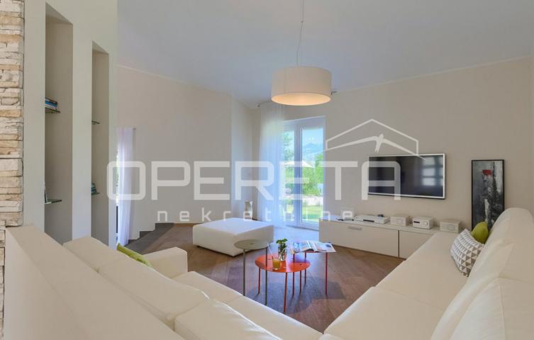 Istra, Labin, predivna kuća sa bazenom na zemljištu od 4261 m2, mirna lokacija