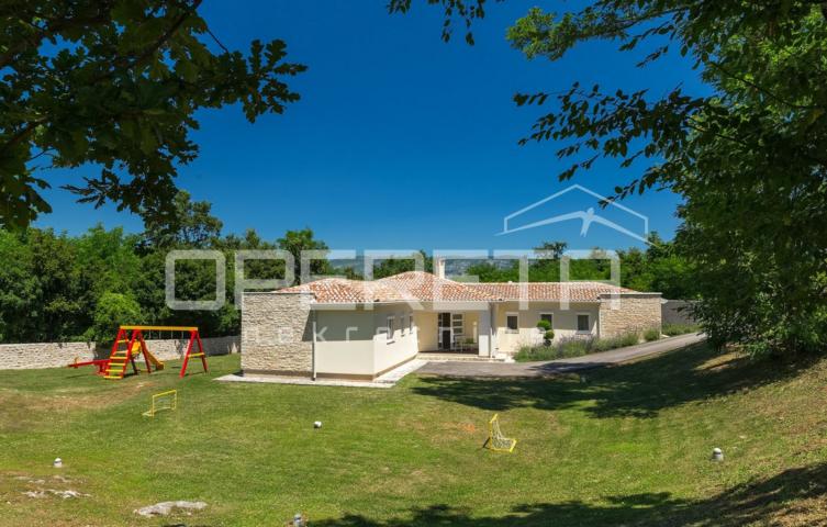 Istra, Labin, predivna kuća sa bazenom na zemljištu od 4261 m2, mirna lokacija