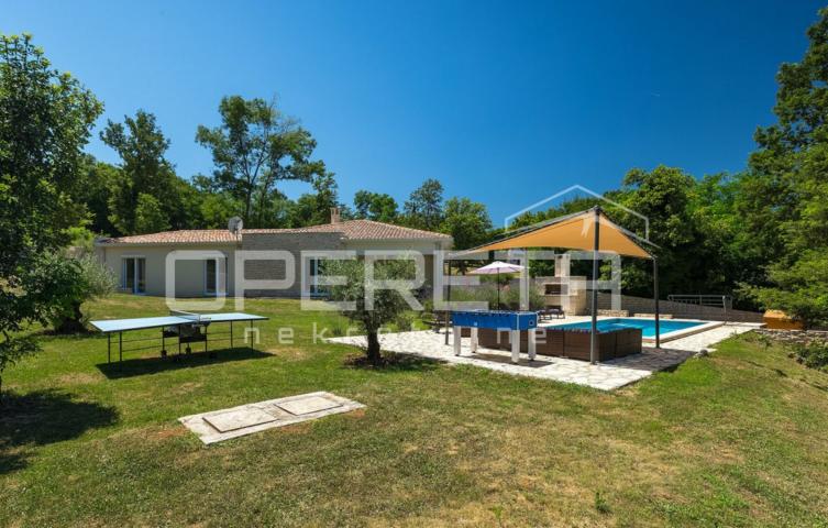Istra, Labin, predivna kuća sa bazenom na zemljištu od 4261 m2, mirna lokacija