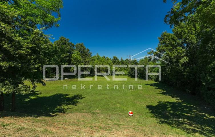 Istra, Labin, predivna kuća sa bazenom na zemljištu od 4261 m2, mirna lokacija