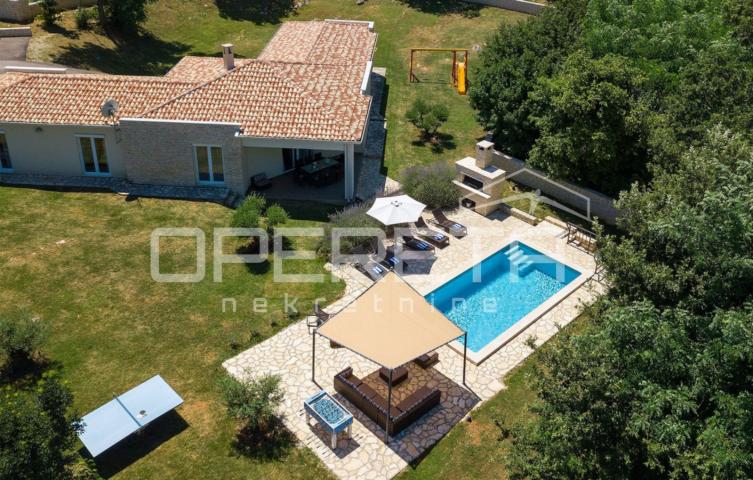Istra, Labin, predivna kuća sa bazenom na zemljištu od 4261 m2, mirna lokacija