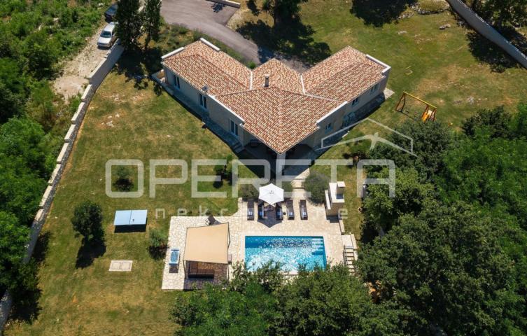 Istra, Labin, predivna kuća sa bazenom na zemljištu od 4261 m2, mirna lokacija