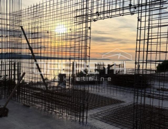 Prostrani trosoban stan u novogradnji s balkonom, Omiš