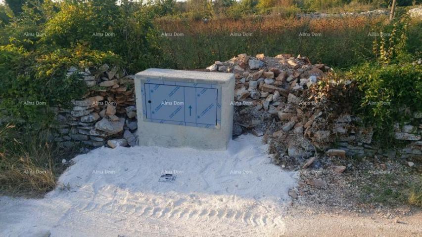 Građevinsko zemljište Građevinsko zemljište s dozvolom i projektom vile s bazenom – 760 m²