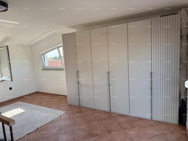 Kuća Prodaja - renovirana kuća na odličnoj lokaciji s dva apartmana i predivnim pogledom , Medulin!