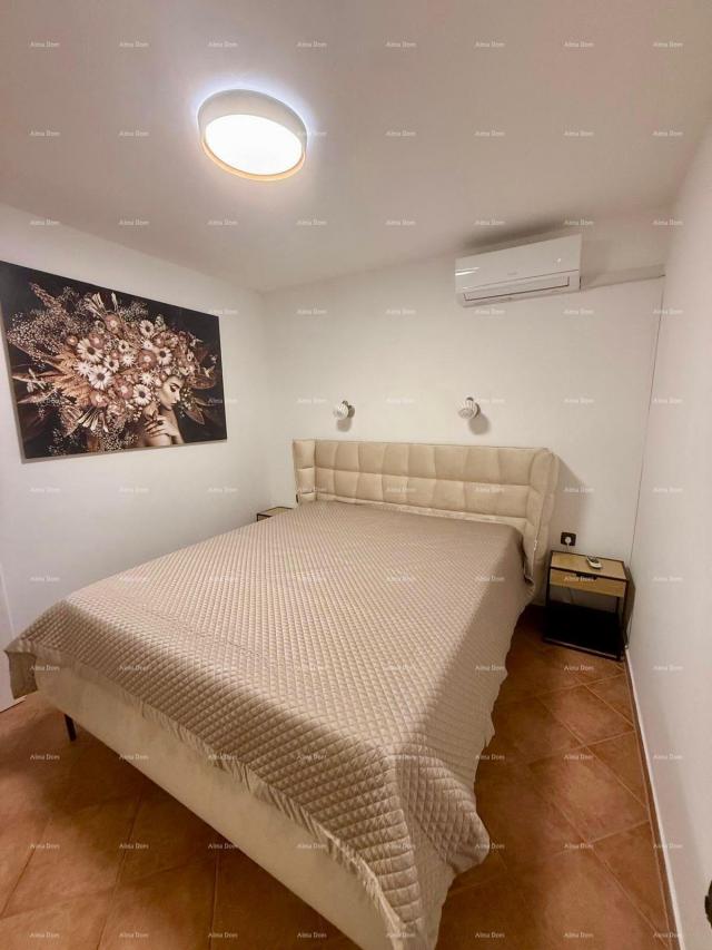 Kuća Prodaja - renovirana kuća na odličnoj lokaciji s dva apartmana i predivnim pogledom , Medulin!